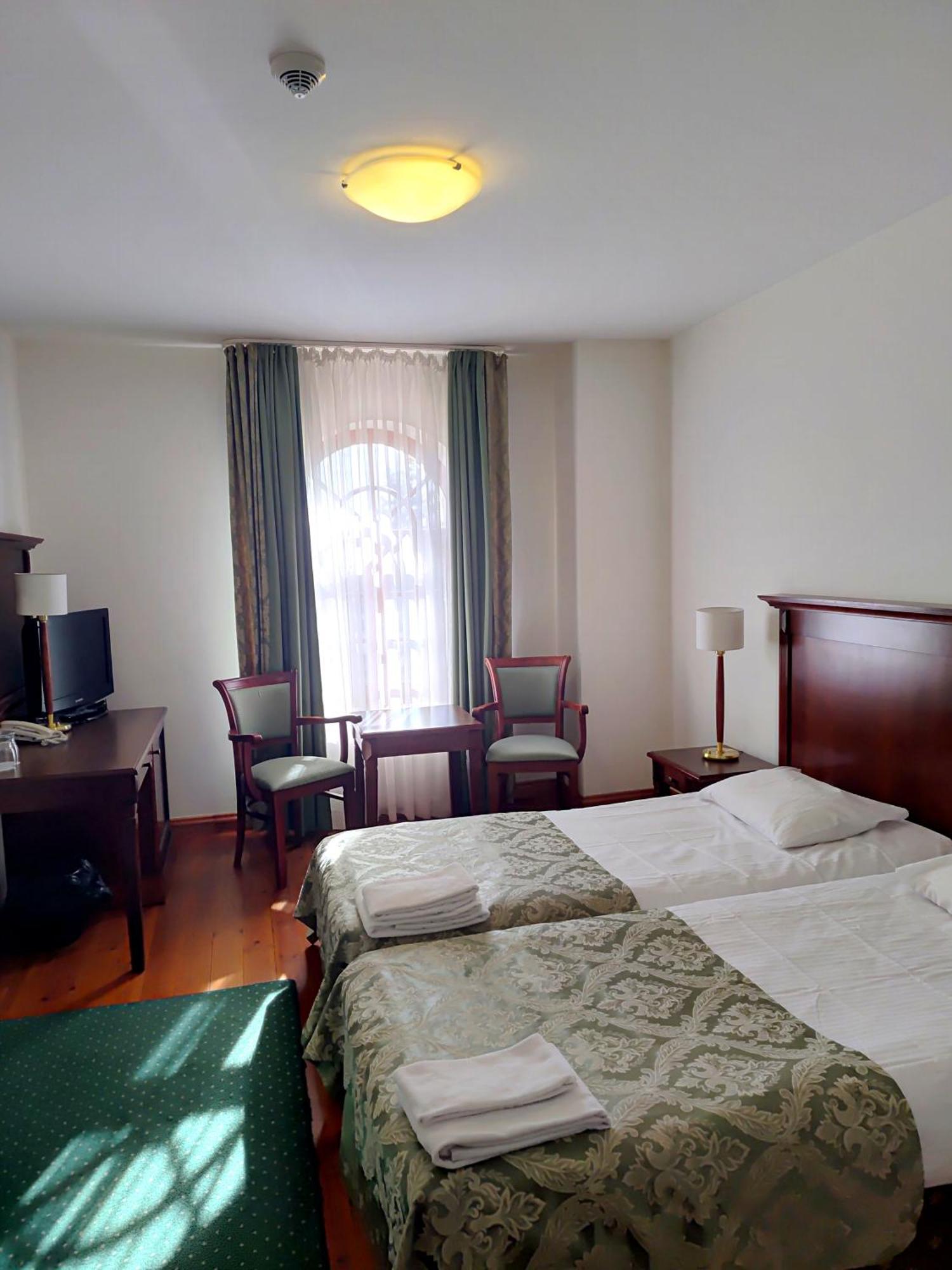 Palac W Rymaniu Экстерьер фото