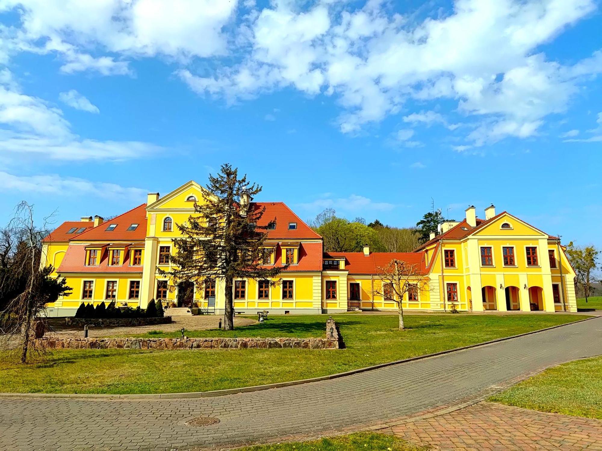 Palac W Rymaniu Экстерьер фото