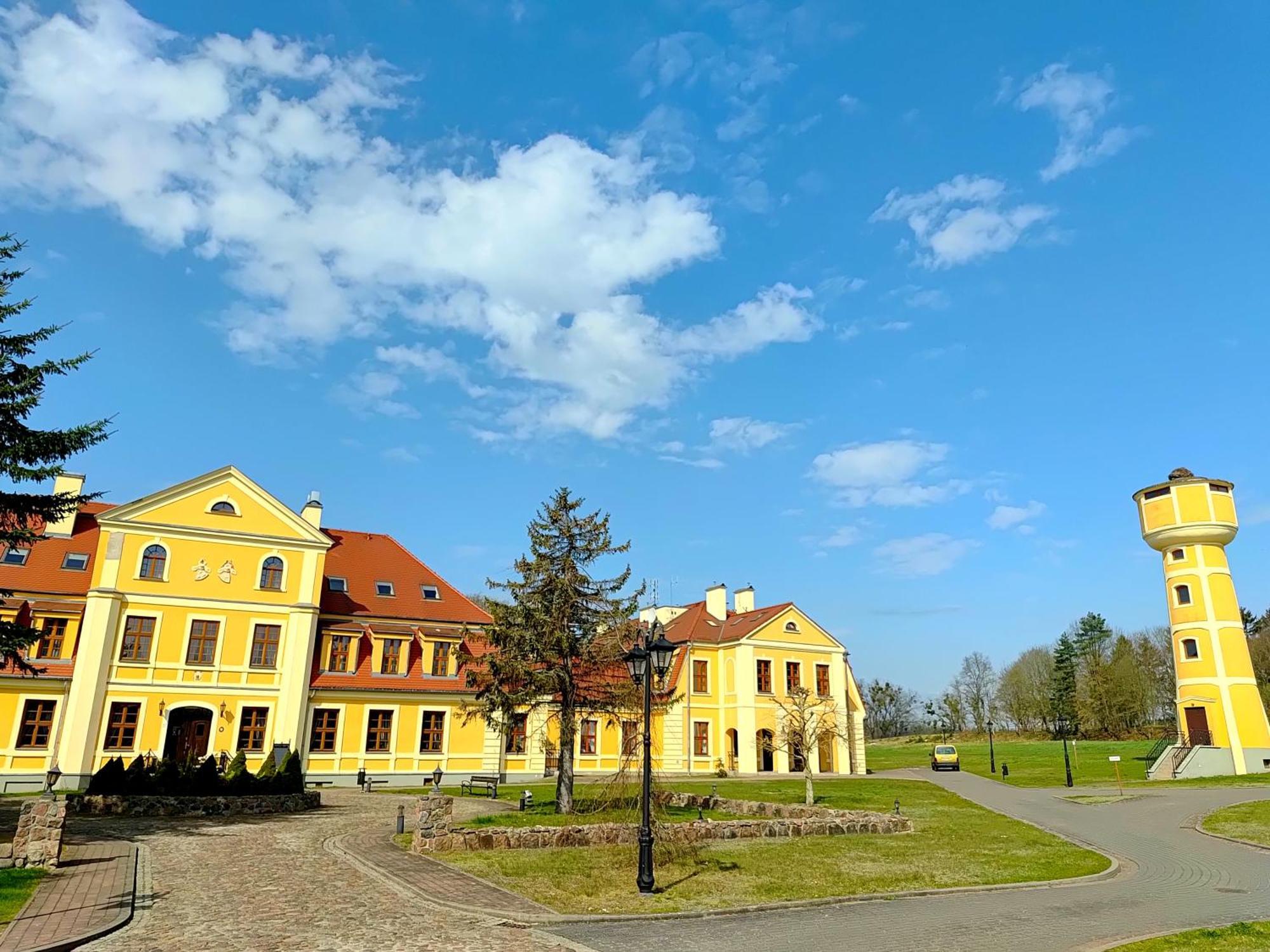 Palac W Rymaniu Экстерьер фото