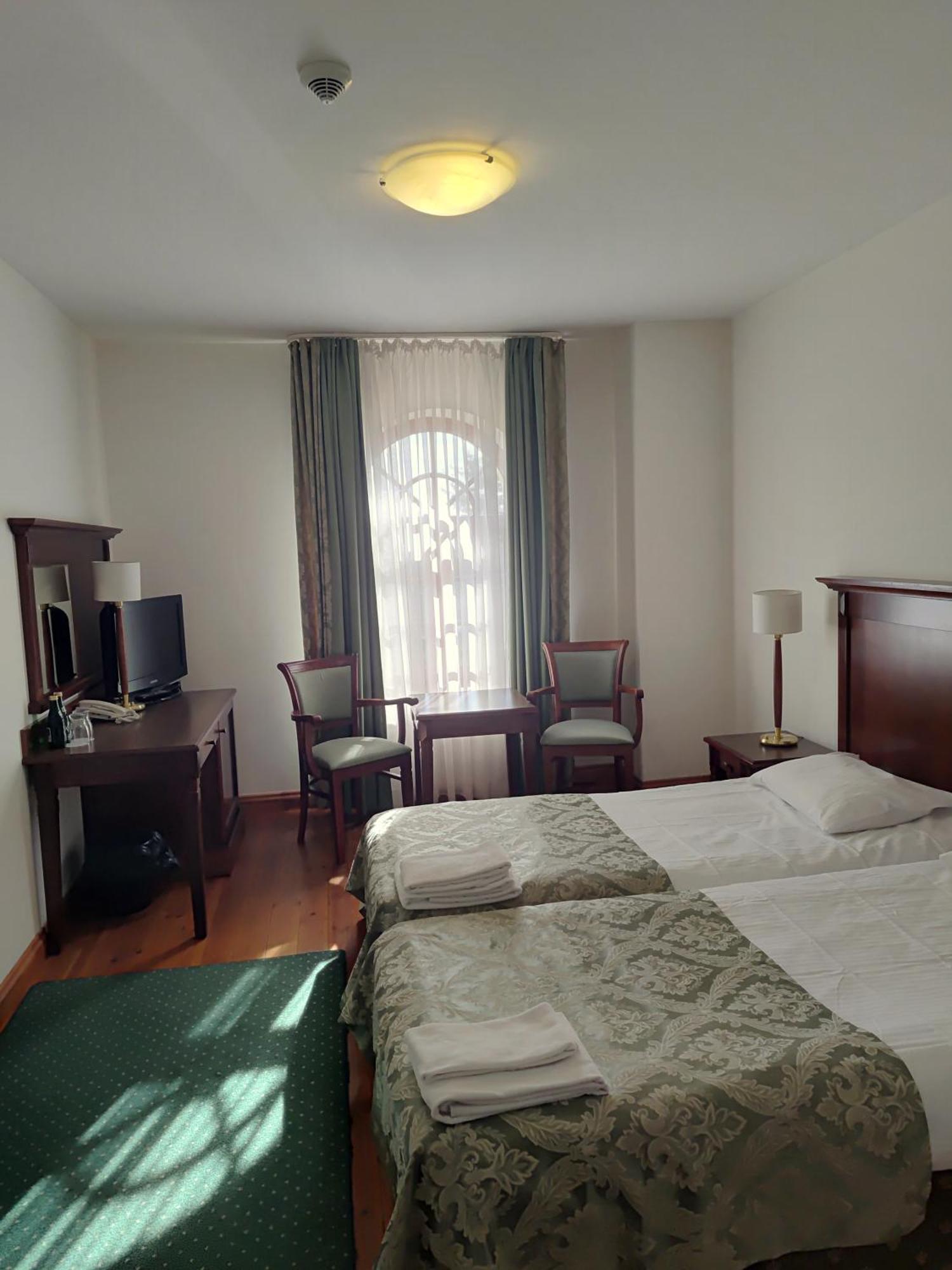 Palac W Rymaniu Экстерьер фото