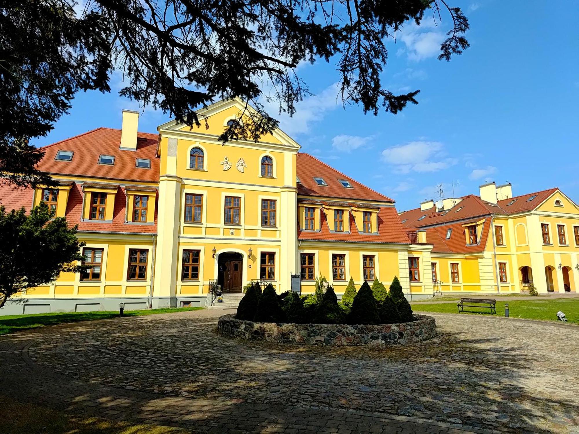 Palac W Rymaniu Экстерьер фото
