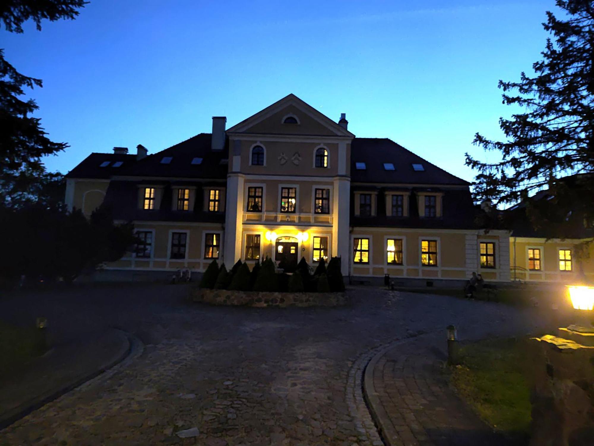 Palac W Rymaniu Экстерьер фото