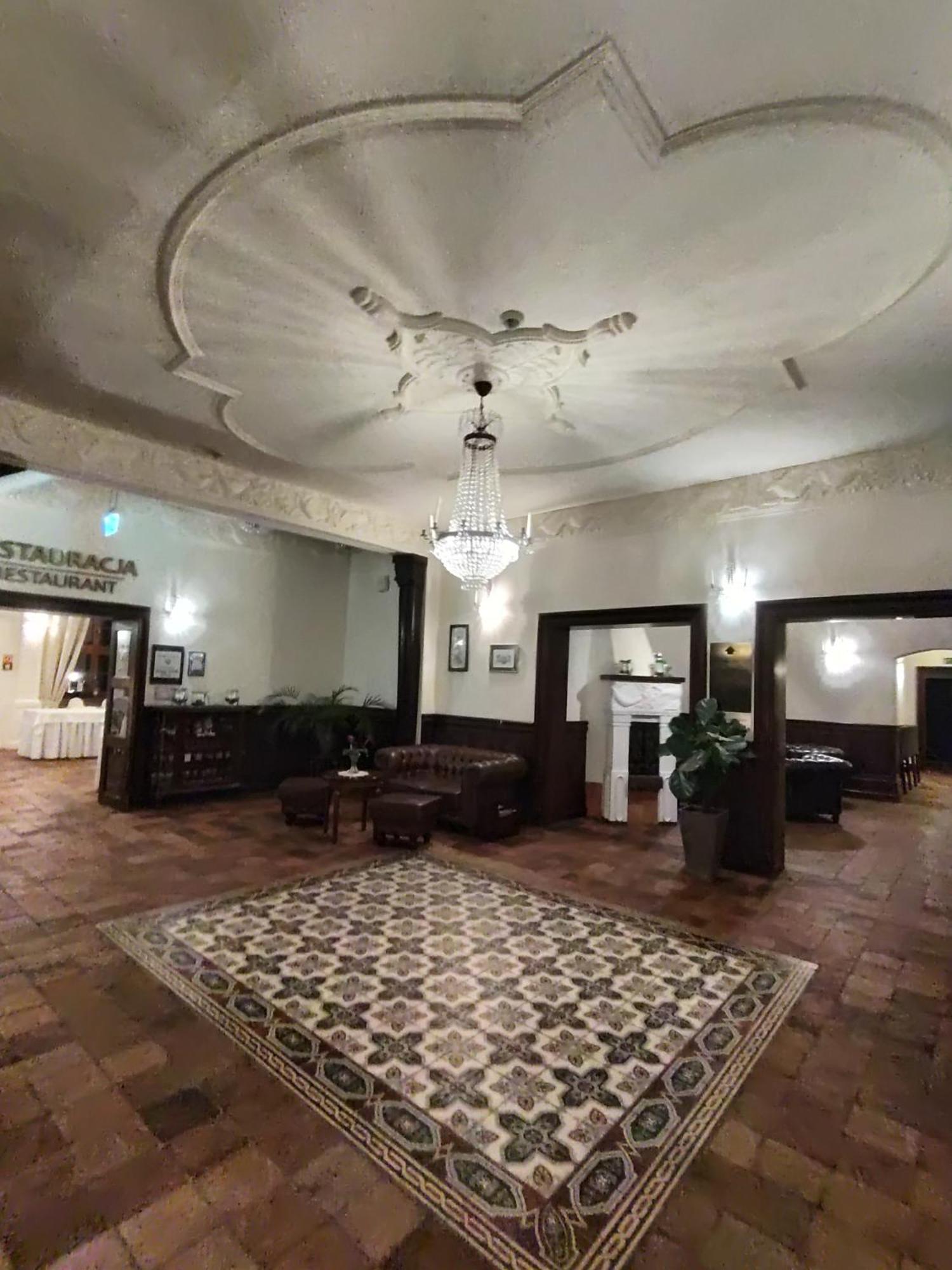 Palac W Rymaniu Экстерьер фото